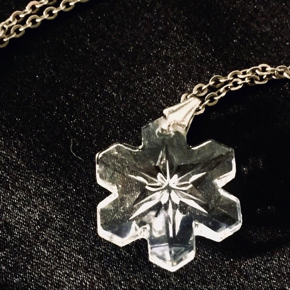 Crystal snowflake necklace on gold-plated chain - Picture 1 of 2